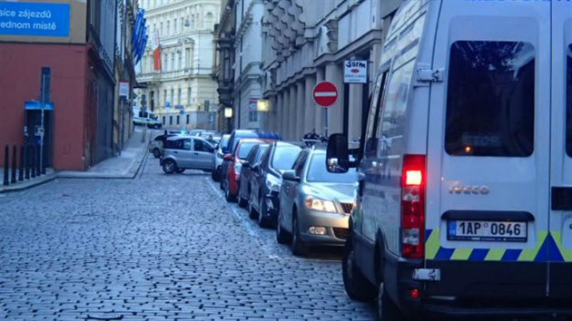 Cizinci v Praze pemstili zaparkovan auto doprosted ulice (11.10.2015).
