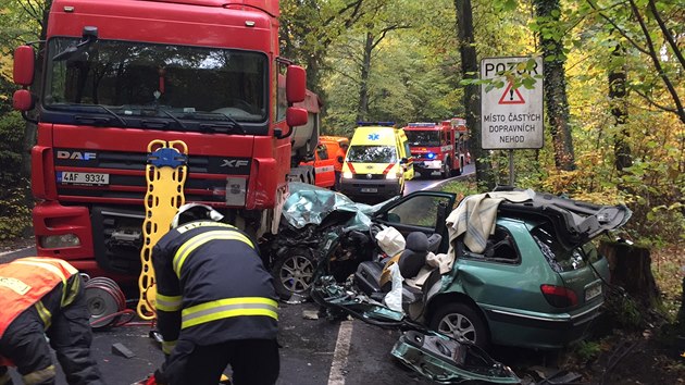 Na Praze-vchod u Ondejova dolo k elnmu stetu nklaku s osobnm autem. idi vozidla byl vn zrann (16.10.2015).