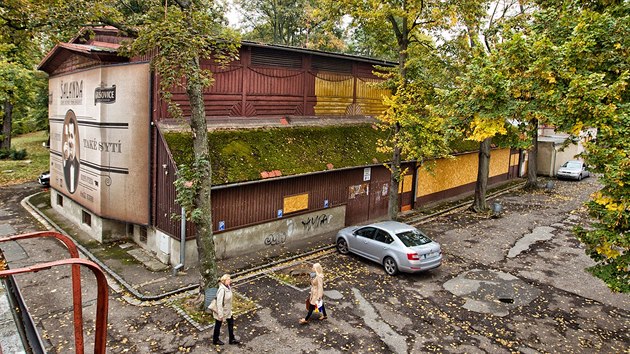 Dřevěný objekt v zahradě kulturního domu Střelnice v Hradci Králové loni oslavil 90 let 10.10.20015).