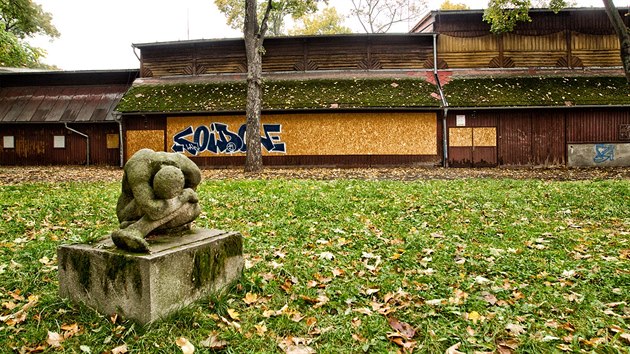 Dřevěný objekt v zahradě kulturního domu Střelnice v Hradci Králové loni oslavil 90 let 10.10.20015).