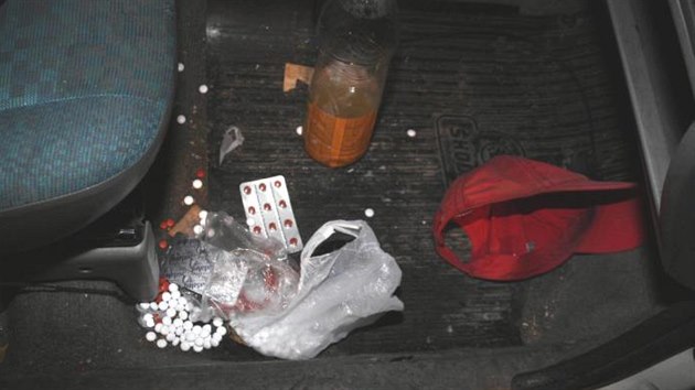 U obviněných našla policie léky a další chemikálie (18.10.2015).