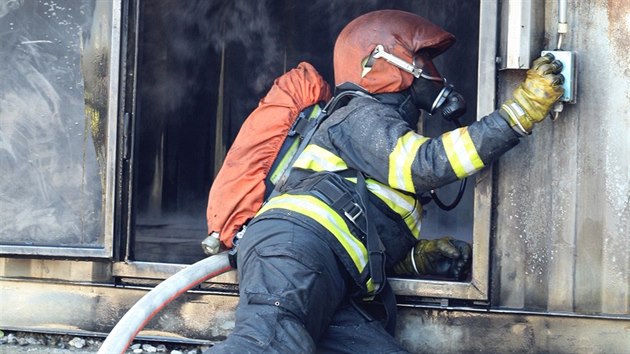 Výcvik hasičů ve flashover polygonu ve Zbirohu na Rokycansku. (11. října 2015)