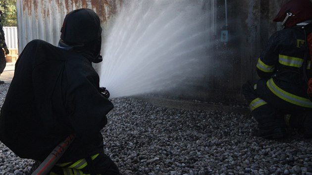 Výcvik hasičů ve flashover polygonu ve Zbirohu na Rokycansku. (11. října 2015)