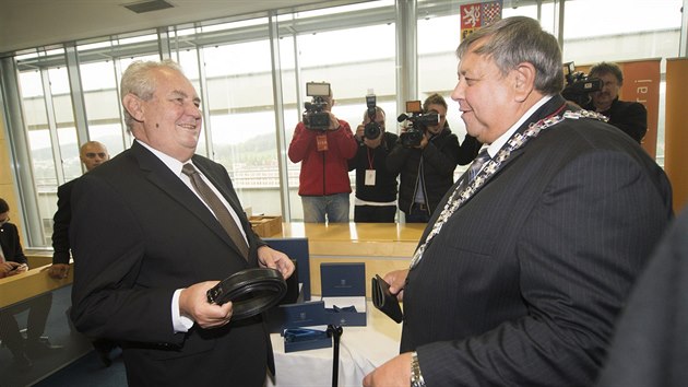 Hejtman Zlínského kraje Stanislav Mi�ák dostal od prezidenta Milo�e Zemana...