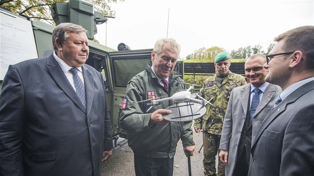 Prezident Milo Zeman dostal pi nvtv muninch sklad u Vlachovic-Vrbtic mal dron (2015)