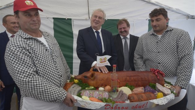 Prezident Milo Zeman pi nvtv eznictv v Lechoticch na Kromsku.