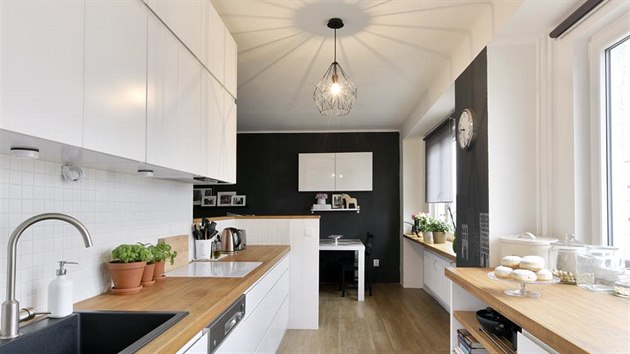 Kuchyň s pracovní deskou po obou stranách je vyrobená na míru podle návrhu majitelky.