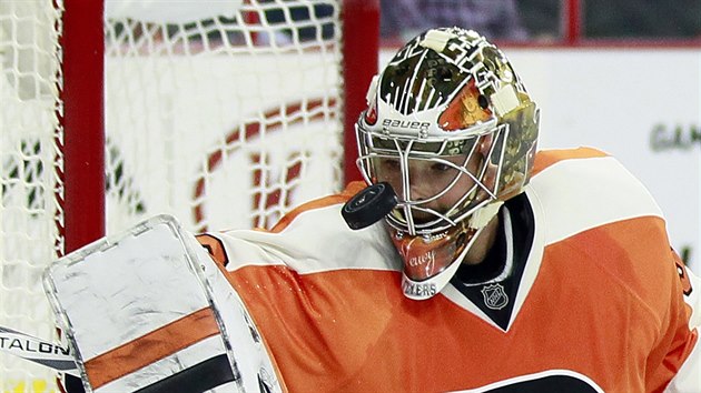 Brank Philadelphie Michal Neuvirth sleduje puk.