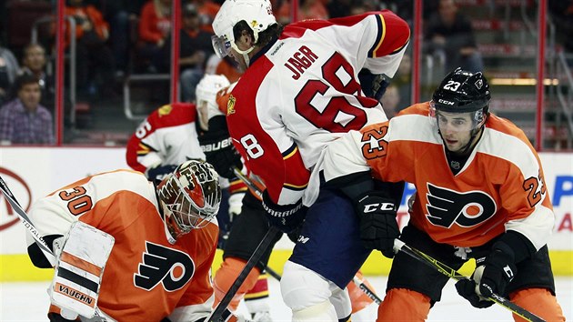 Brank Michal Neuvirth z Philadelphie el ve spoluprci s Brandonem Manningem anci Jaromra Jgra z Floridy.