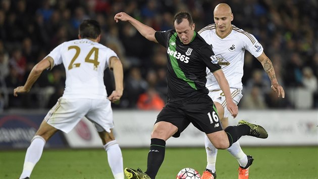 Charlie Adam ze Stoke City napahuje ke stele na branku Swensea.