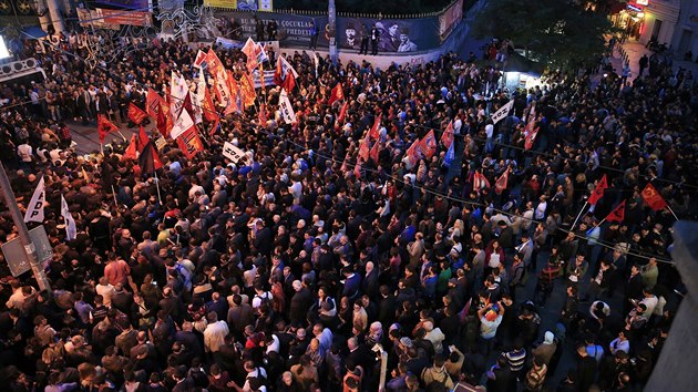 V centru Istanbulu se sely tisce demonstrant, kte skandovali protivldn hesla a obviovali kabinet premira Ahmeta Davutoglua, e je zodpovdn za bombov toky v Ankae (10. jna 2015).