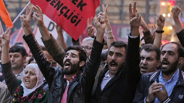 V centru Istanbulu se sely tisce demonstrant, kte skandovali protivldn hesla a obviovali kabinet premira Ahmeta Davutoglua, e je zodpovdn za bombov toky v Ankae (10. jna 2015).