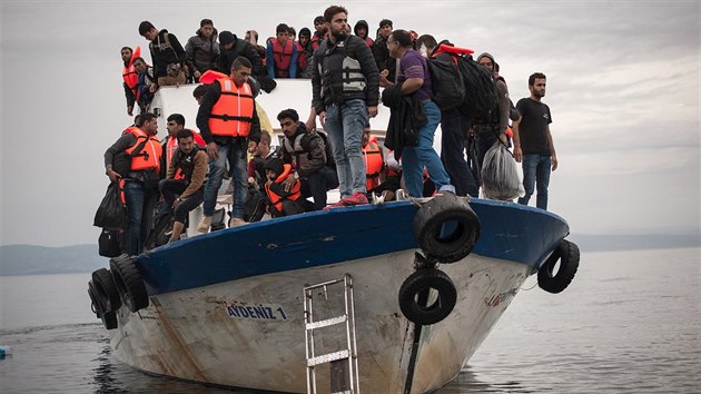 Na řecký Lesbos připlula z Turecka další rybářská loď s uprchlíky (11. října 2015).