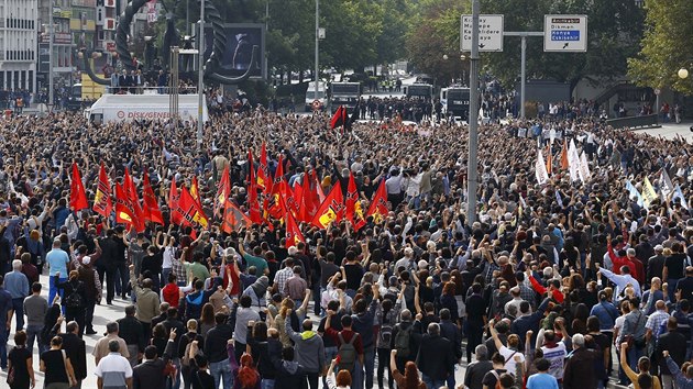 Vzpomínkového shromáždění v Ankaře se zúčastnily tisíce lidí. Dohlíželi na ně policisté (11. října 2015).