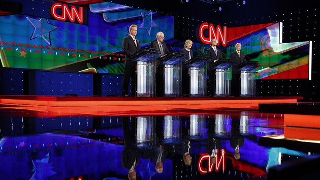 Demokratit kandidti na prezidenta USA bhem televizn debaty CNN (14. jna 2015).