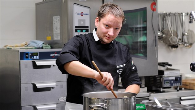 Kuchař Tomáš Mohyla připravuje typickou valašskou kyselici v kuchyni Zámečku Petrovice.