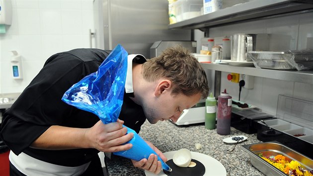 Kuchař Tomáš Mohyla při práci v kuchyni v Zámečku Petrovice.