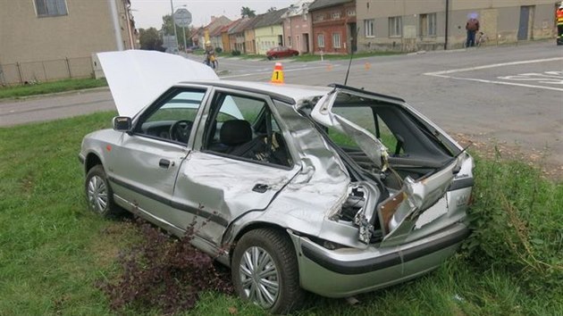 idika ve Vrbtkch nezastavila na stopce a vjela do kiovatky pmo ped pijdjc nkladn tatru. Ta felicii smetla a odhodila ze silnice.