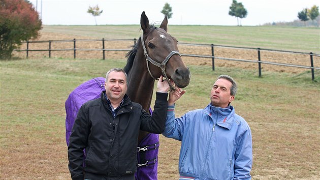 Vítzný k Velké Pardubické 2015 Nikas s majitelem Petrem Kupkou (vlevo) a...