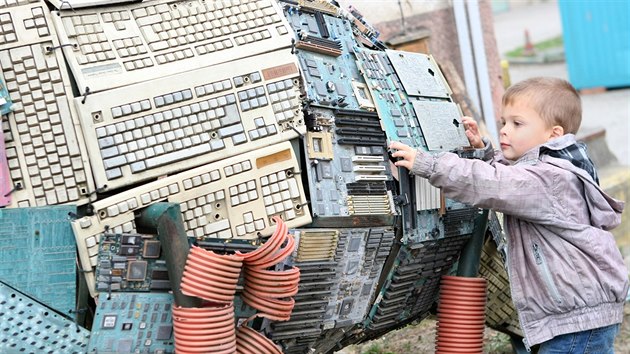 Pohled na st plastiky vytvoen z odpadu v arelu olomouckch technickch slueb ve tvrti Blidla, kde mimo jin dochz k dotdn tdnho odpadu.