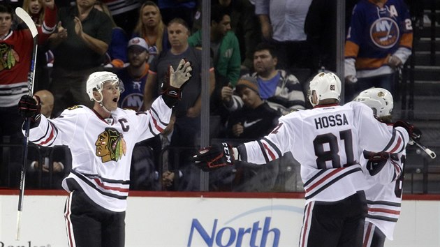 Jonathan Toews, Marin Hossa a Patrick Kane (zleva) oslavuj trefu Chicaga.