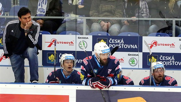 Chomutovsk trenr Vladimr Rika (vlevo) sleduje duel s Kometou.