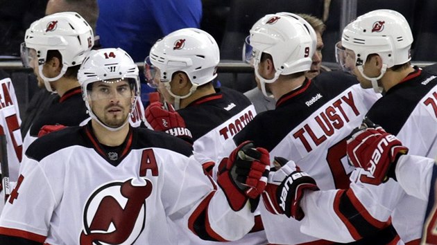 Adam Henrique z New Jersey vstelil gl do branky NY Rangers. Gratuluje mu i Ji Tlust.