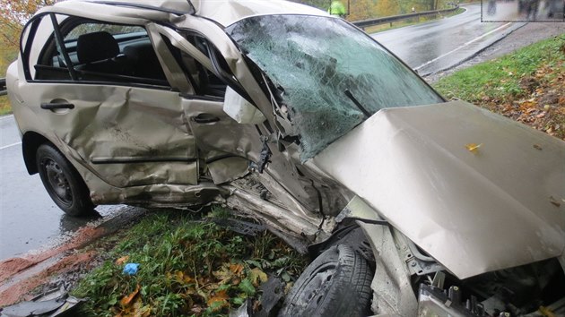 Zničená Škoda Fabia po nehodě u Vamberka na Rychnovsku.