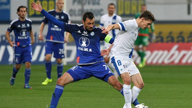 Souboj o baln v podn olomouckho Michala Ordoe (vlevo) a libereckho Davida Pavelky