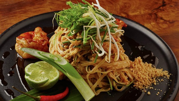 Jedny z nejlepších Pad Thai v Česku připravuje uznávaný šéfkuchař Jiří Štift ve své restauraci Spices v hotelu Mandarin Oriental.