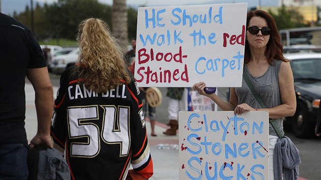 STLEJ NA BRANKU! Ochrnci zvat protestovali ped halou Anaheimu proti obrnci Claytonu Stonerovi, kter ped dvma lety zastelil medvda grizzlyho.