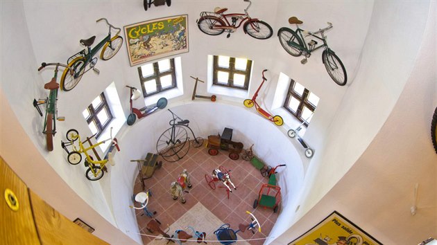 Expozice je nejv�t�� v republice. V budoucnu se m� muzeum roz���it o p�j�ovnu a �schovnu kol, ale i ubytov�n� a restauraci.