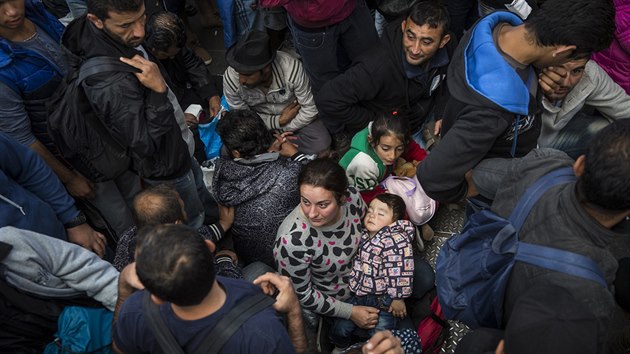 MILAN JARO, Respekt: Exodus - cesta s uprchlky z ostrova Lesbos do chorvatskho
Tovarniku, z 2015. (Report, 1. cena)