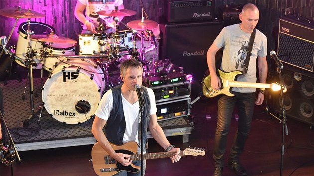Janek Ledeck s Janem Ponocnm na ktu desky Na konci duhy v praskm Hard Rock Cafe