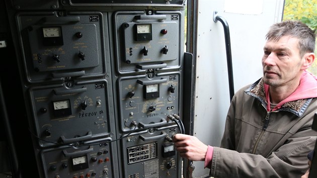 Ji Trecha ukazuje originln radiostanici. Nkladn auto Gaz, ve kterm je umstna, je jedin takto dochovan v esk republice.