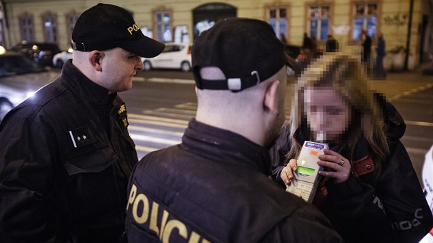 Policejn akce na kontrolu nalvn alkoholu nezletilm probhla v cel republice. Na snmku policie R kontroluje konzumaci alkoholu mladistvch v barech okolo Vclavskho nmst na Praze 1 (9. 10. 2015).