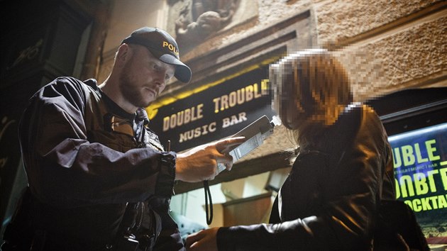 Necelou hodinu ujdla policistm idika, kter v Tinov najdla autem na pracovnka ochranky obchodu. Pi dopaden vylo najevo, e byla pod vlivem drog. Ilustran foto.