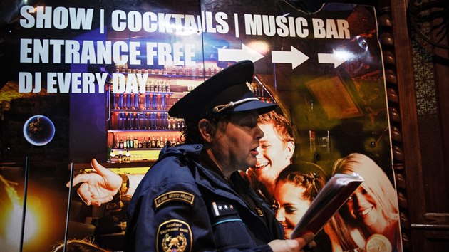Policejn akce na kontrolu nalvn alkoholu nezletilm probhla v cel republice. Na snmku policie R kontroluje konzumaci alkoholu mladistvch v barech okolo Vclavskho nmst na Praze 1 (9. 10. 2015).