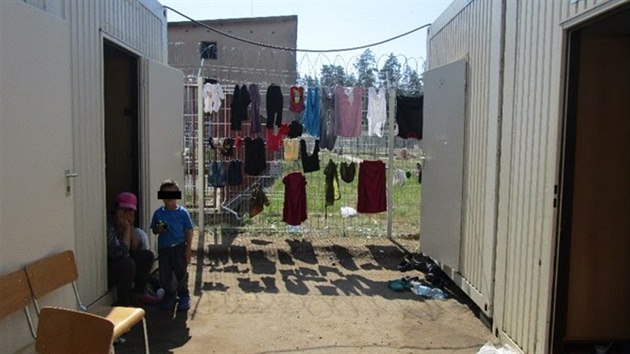 Děti uprchlíků mají nedostatek oblečení, bot i místa na hraní. Žijí v objektivně horších podmínkách, než mají čeští vězni, říká ombudsmanka Anna Šabatová.