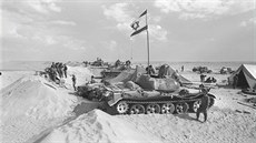 Jomkippurská válka. Izraelské tanky u Suezu.