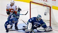 Ji�í Hudler z Calgary (vlevo) se sna�í prost�elit branká�e Ryana Millera z...