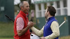 Matt Kuchar (vlevo) z amerického týmu p�ijímá gratulaci od golfisty z výb�ru...