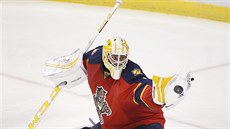 Branká Floridy Roberto Luongo zasahuje v utkání S Philadelphií.