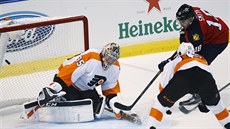 Branku dává  Reilly Smith z Floridy. Gólman Steve Mason ani Michael Del Zotto z...