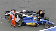 Nico Hulkenberg (nahoe) a Marcus Ericsson se srazili hned v úvodu Velké ceny...