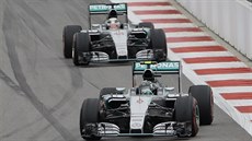 V tento moment jet Nico Rosberg vedl, ale netrvalo to dlouho a musel...