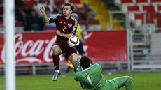 Ruský fotbalista Oleg Kuzmin a ernohorský branká Milan Mijatovi.