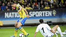 Švédský útočník Zlatan Ibrahimovič dává první branku v utkání s Moldavskem.