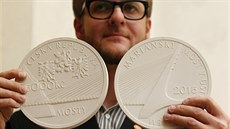 Autorem návrhu mince s Mariánským mostem je výtvarník Vojtěch Dostál z Jablonce...