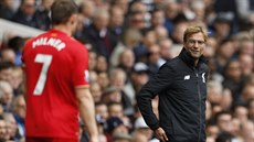 KAPITÁN A TRENÉR. James Milner komunikuje s Jürgenem Kloppem b�hem utkání...